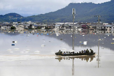 Hình ảnh mưa lũ lịch sử nhấn chìm Nhật Bản, làm hơn 100 người chết và mất tích