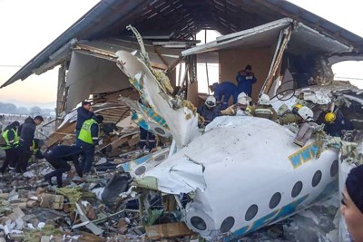 [Ảnh] Hiện trường tai nạn máy bay chở 98 người đâm sập nhà khi cất cánh
