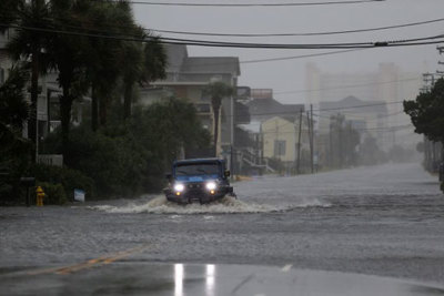 Hình ảnh đường phố biến thành sông khi bão Florence càn quét bờ đông nước Mỹ