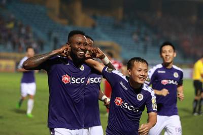 Hà Nội FC đánh bại Hải Phòng trong trận "mưa" pháo sáng