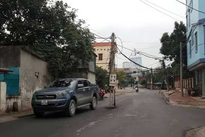 Điện lực Hà Đông thông tin về cột điện nằm giữa đường tại phường La Khê và Hà Cầu