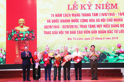 Quận Bắc Từ Liêm trao Huy hiệu Đảng cho 256 đảng viên