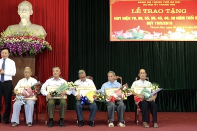 Huyện Thanh Oai trao tặng Huy hiệu Đảng đợt 19/5 cho 136 đảng viên