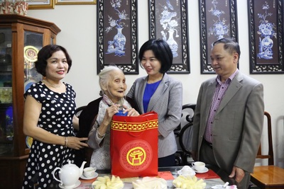Phó Chủ tịch HĐND Thành phố Phùng Thị Hồng Hà thăm, tặng quà gia đình chính sách quận Cầu Giấy