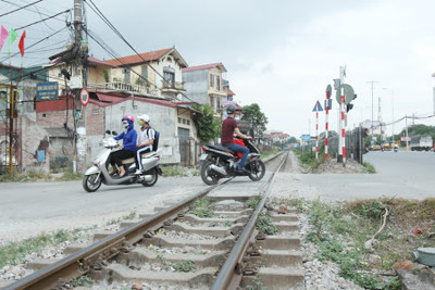 Hà Nội: 363 lối đi tự mở qua đường sắt sẽ do các quận, huyện trực tiếp quản lý