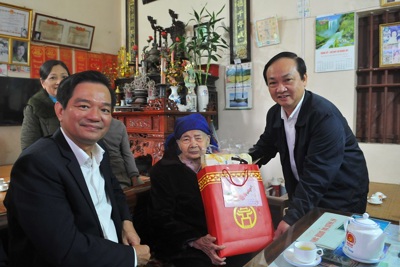 Lãnh đạo TP Hà Nội thăm hỏi, tặng quà các gia đình chính sách tại huyện Ba Vì