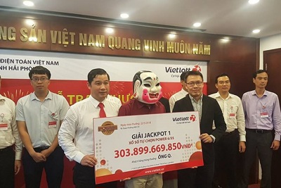 Khách hàng trúng 304 tỷ của Vietlott trích tiền thưởng tặng nhóm "hiệp sĩ" TP Hồ Chí Minh