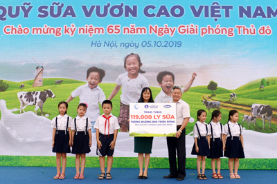 Hơn 60.000 cây xanh và 119.000 ly sữa Vinamilk dành tặng cho trẻ em Hà Nội