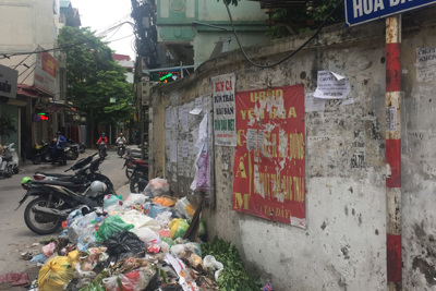 Hà Nội: Rác thải tràn ngập phố Hoa Bằng sau trận mưa lớn kéo dài