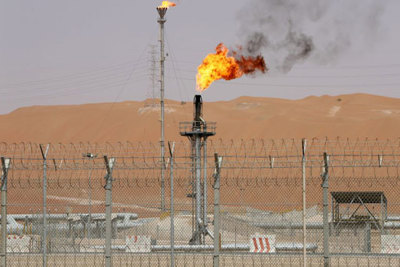 Ả Rập Saudi thực hiện chiến lược gì để giữ giá dầu cao hơn?