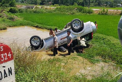 Nghệ An: Lật xe ô tô 7 chỗ, 5 người thương vong