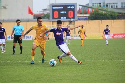 "Trò cưng" thầy Park mắc sai lầm, Hà Nội FC thua trước Thanh Hóa