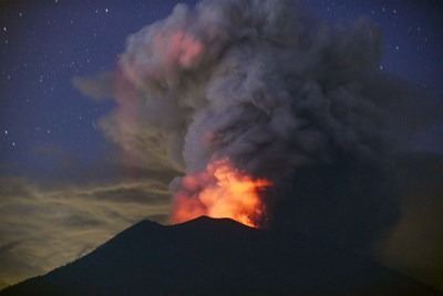 Chùm ảnh núi lửa Indonesia phun trào khiến 445 chuyến bay tại Bali bị đình chỉ