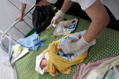 Quảng Ngãi: Phát hiện bé sơ sinh bị bỏ rơi