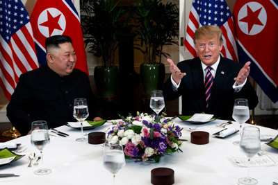 Những khoảnh khắc thân thiện của lãnh đạo Trump - Kim trong ngày đầu Thượng đỉnh