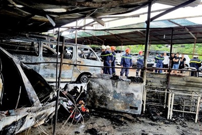 Bãi trông xe gần sân bay Tân Sơn Nhất bốc cháy ngùn ngụt