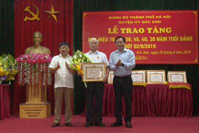 Trao tặng Huy hiệu 70 năm tuổi Đảng cho 2 đảng viên huyện Sóc Sơn