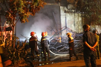 Hà Nội: Điều tra, làm rõ nguyên nhân vụ cháy kho đồ chơi ở Ngọc Hồi