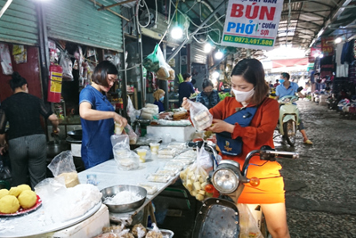 Hà Nội: Chợ truyền thống vắng vẻ trong ngày Tết Hàn thực