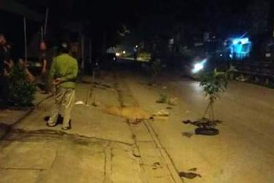 Hà Nội: Phát hiện 2 thanh niên thương vong cạnh xe máy giữa đêm khuya