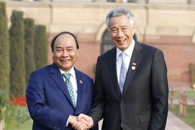 Thủ tướng đến Singapore, bắt đầu chuyến thăm chính thức