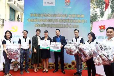 Manulife Việt Nam tặng Thành đoàn Hà Nội 100.000 khẩu trang, 650 lít dung dịch sát khuẩn