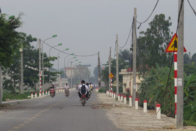 Huyện Thanh Oai: Phối hợp tháo cột điện nằm giữa đường