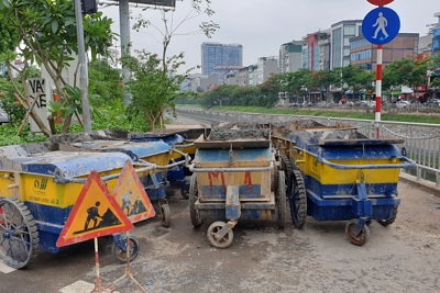 [Điểm nóng giao thông] Xe rác chặn đường đi bộ ven sông Tô Lịch