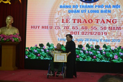Phó Bí thư Thành ủy Nguyễn Thị Bích Ngọc trao Huy hiệu Đảng cho đảng viên lão thành quận Long Biên