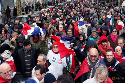 Pháp: Hơn 10.000 người “Khăn đỏ” tuần hành đáp trả biểu tình “Áo vàng”