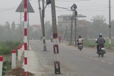 60 cột điện nằm giữa đường liên xã Dân Hòa - Tân Ước: Dùng dằng trách nhiệm