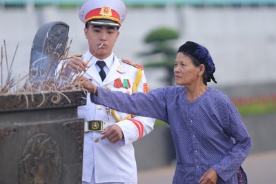 Hàng nghìn người trang nghiêm xếp hàng vào lăng viếng Chủ tịch Hồ Chí Minh