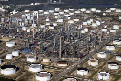 Giá dầu leo dốc nhờ OPEC gia hạn thỏa thuận cắt giảm sản lượng