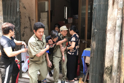 Cứu 3 người bị mắc kẹt trong đám "cháy" ở phường Kim Mã