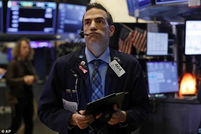 Dow Jones vẫn leo dốc 1,7% trong tuần biến động vì dịch Covid-19