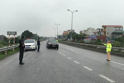 Bất chấp lệnh cấm, nhiều xe vẫn chở khách từ Hà Nội về các tỉnh