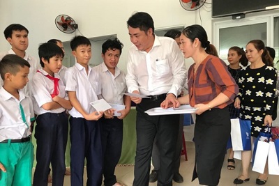 Đại học Quốc gia TP Hồ Chí Minh tặng học bổng cho trẻ khuyết tật