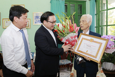 Bí thư Thành ủy Hoàng Trung Hải trao Huy hiệu Đảng cho đảng viên lão thành quận Hoàn Kiếm