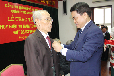 Chủ tịch UBND TP Nguyễn Đức Chung trao Huy hiệu Đảng tại quận Hoàng Mai