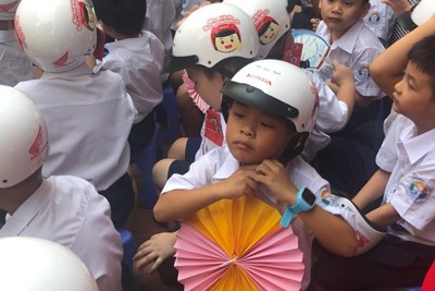 Hà Nội: Tặng trên 176.000 mũ bảo hiểm cho học sinh lớp 1