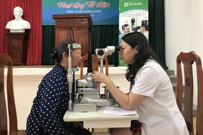 Khám mắt miễn phí cho người dân Ninh Bình