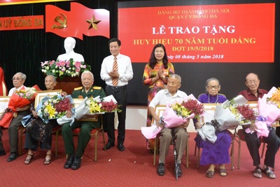 Đống Đa trao Huy hiệu 70 năm tuổi Đảng cho các đảng viên lão thành
