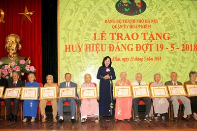 Trao Huy hiệu 70 năm tuổi Đảng cho các đảng viên lão thành quận Hoàn Kiếm