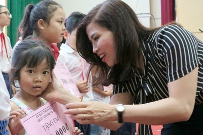 Quận Thanh Xuân trao 395 suất quà, học bổng cho trẻ em
