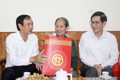 Lãnh đạo Thành ủy thăm hỏi, tri ân gia đình chính sách quận Ba Đình