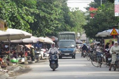 Xử lý chợ cóc vây trụ sở UBND xã Sài Sơn