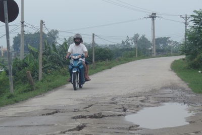 Tại xã Chuyên Mỹ, huyện Phú Xuyên: Mặt đê biến dạng vì xe quá tải