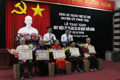 Phúc Thọ trao Huy hiệu Đảng cho 189 đảng viên