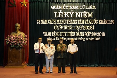 Quận Nam Từ Liêm trao Huy hiệu Đảng cho 183 đảng viên đợt 2/9