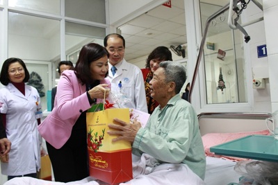Chủ tịch LĐLĐ TP Hà Nội thăm và tặng quà tại bệnh viện Xanh Pôn